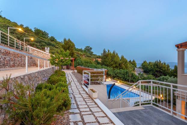 FOTO Ovo je Budimirova vila Pokora: Na ilegalnom katu su biljar i terasa, bazen će rušiti...