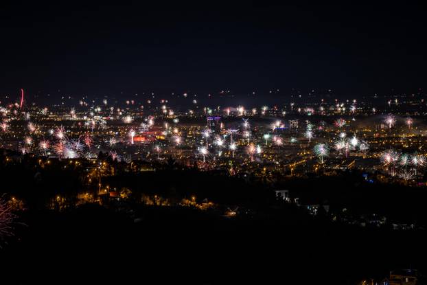 Vatromet u novogodišnjoj noći iznad Zagreba