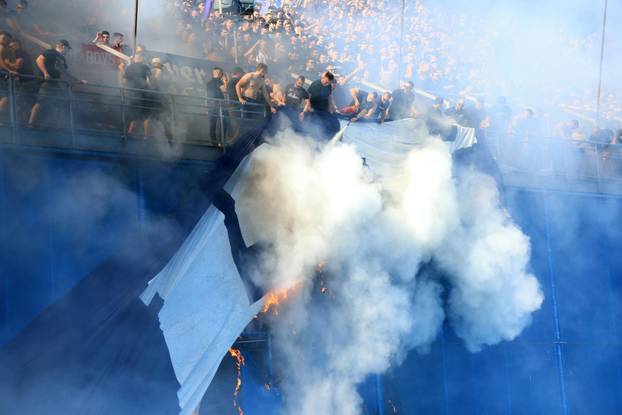 Torcida zapalila veliki transparent Bad Blue Boysima