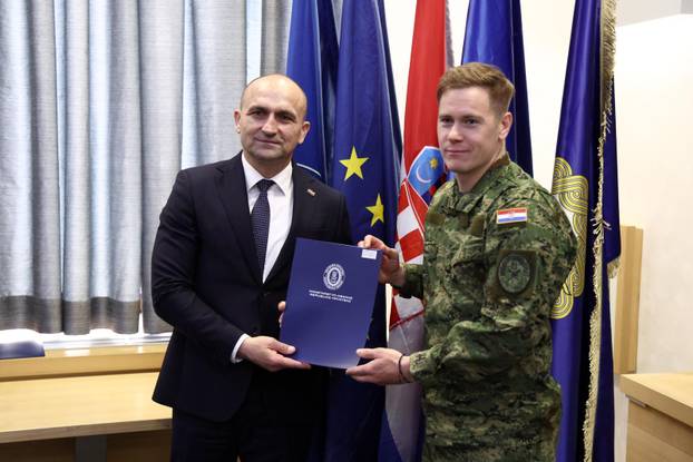 Zagreb: Ministar Anušić uručio ugovore vrhunskim sportašima i pričuvnicima Hrvatske vojske