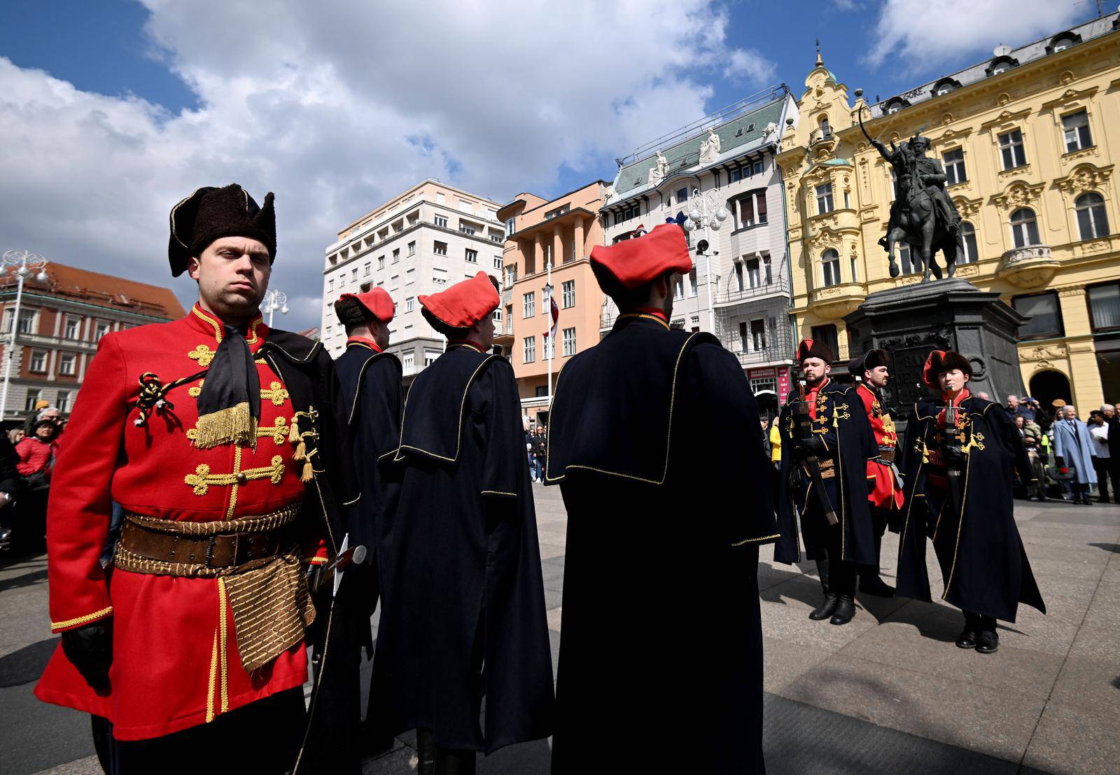 Zagreb: Svečana smjena straže Kravat pukovnije na Trgu bana Jelačića