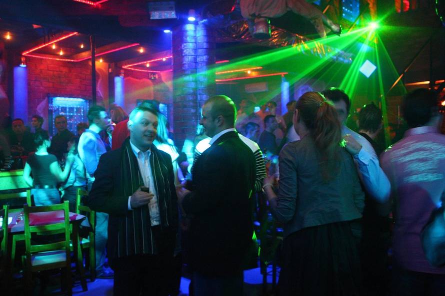 Dok rulja sipa keš, glasnice nek pucaju: 'Hrvati dobro keširaju'