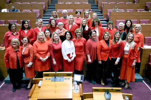 PODIZANJE SVIJESTI O ZDRAVLJU &Zcaron;ENA FOTO Zastupnice u Saboru obilje&zcaron;ile Dan crvenih haljina 'Dan crvenih haljina' globalna je inicijativa posve&cacute;ena podizanju svijesti o zdravlju &zcaron;ena, s naglaskom na prevenciju bolesti srca i krvnih &zcaron;ila kroz usvajanje zdravih &zcaron;ivotnih navika. Ovaj Dan obilje&zcaron;ili su i u Saboru.