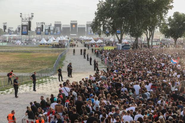 Zagreb: Stvaraju se ogromne gužve na samom ulazu na koncert Thompsoona