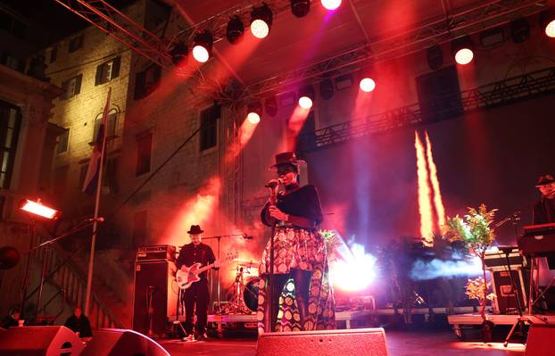 Šibenik:  Britanski trip-hop bend Morcheeba uveo je šibencane i njihove goste u novu 2026.godinu