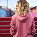 7 kombinacija uz hoodie: Jarke boje, ali i neutralne opcije