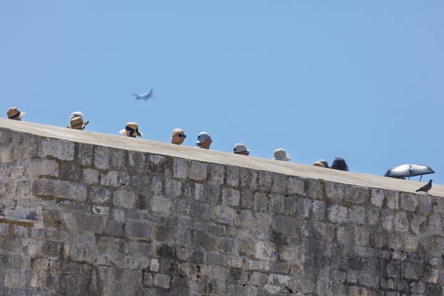 Brojni turisti traže osvježenje na visokim temperaturama u Dubrovniku