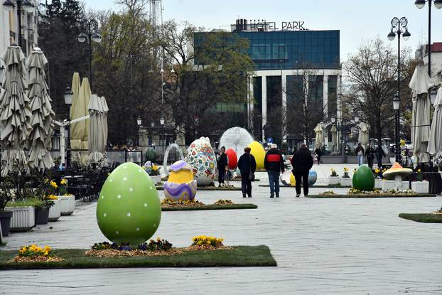Slavonski Brod: Središnji gradski trg ukrašen velikim pisanicama