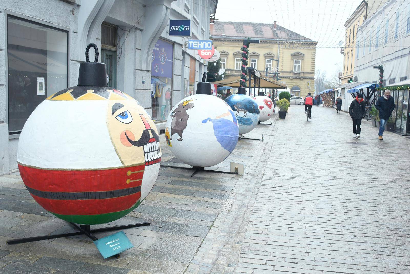 Sisak: U centru grada postavljene kuglice koje su izradila djeca i vrtića