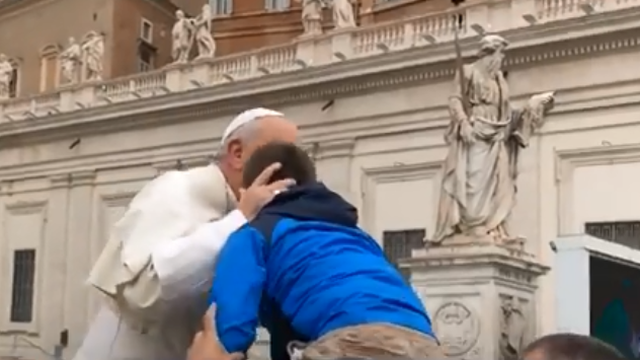 Ostvarila mu se želja: Papa je poljubio teško bolesnog dječaka