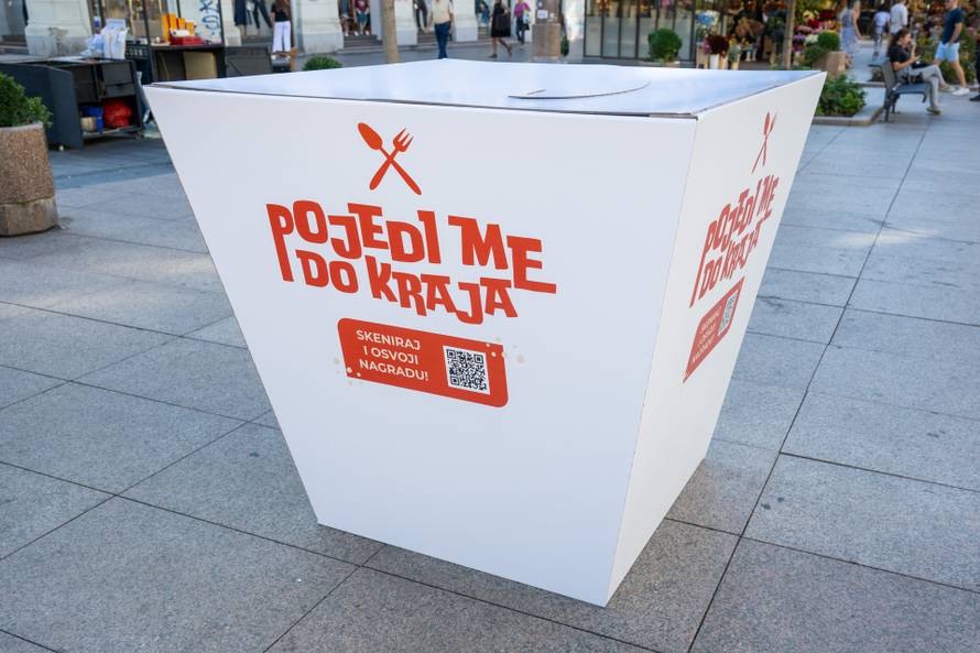 Prolaznike iznenadila neobična golema kutija na špici