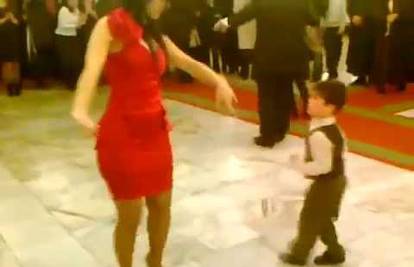 Kralj plesnog podija: Dječak je na svadbi oduševio plesom