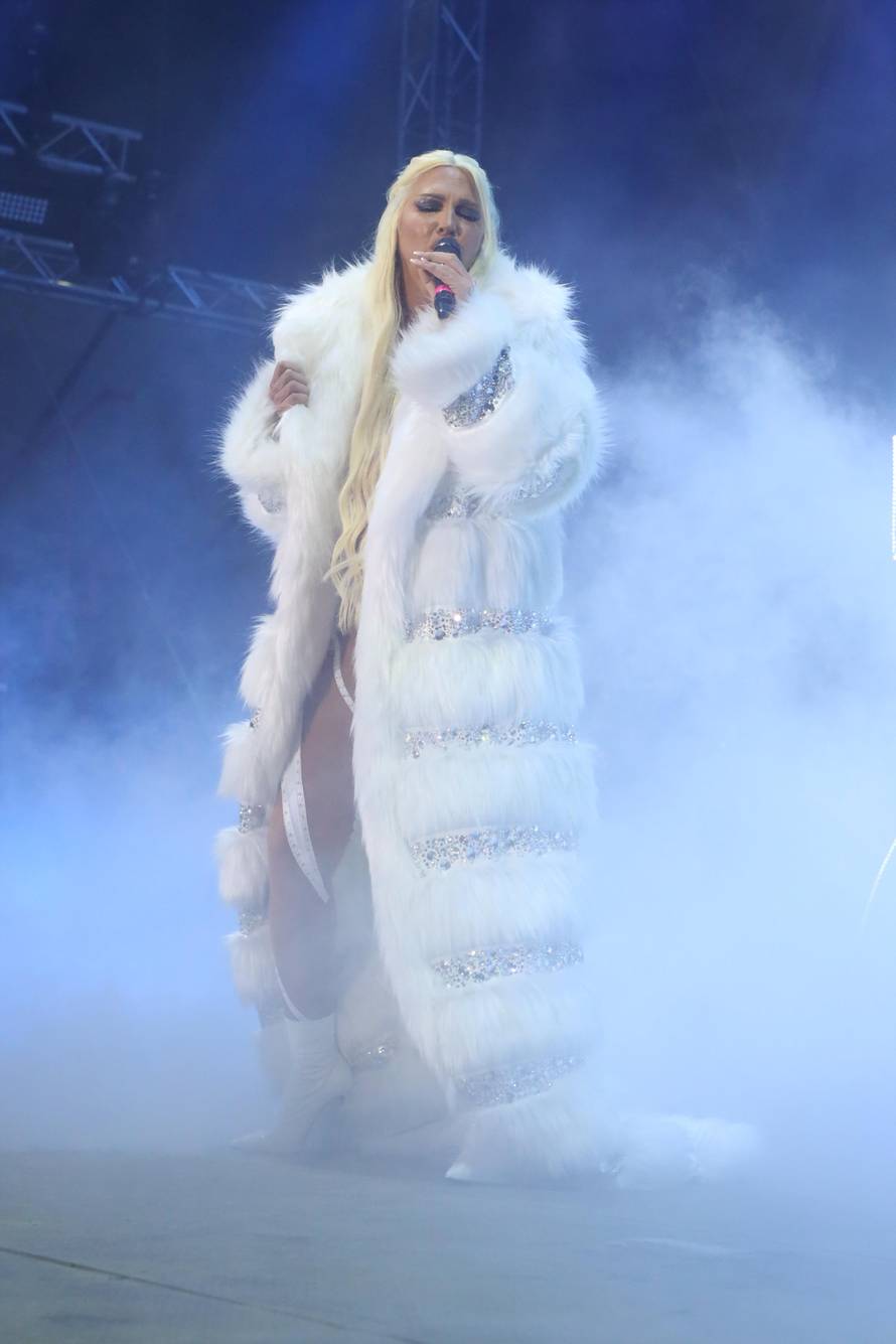 Beograd: Jelena Karleuša na dočeku 2022. zabavljala okupljene na Trgu, a zatim u casinu