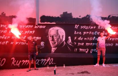 Mještani Trogira zapalili baklje ispred murala: 'Adio kumpanjo'