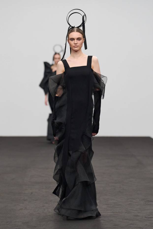 Divne kreacije: Pogledajte reviju Ksenije Vrbanić u Dubaiju