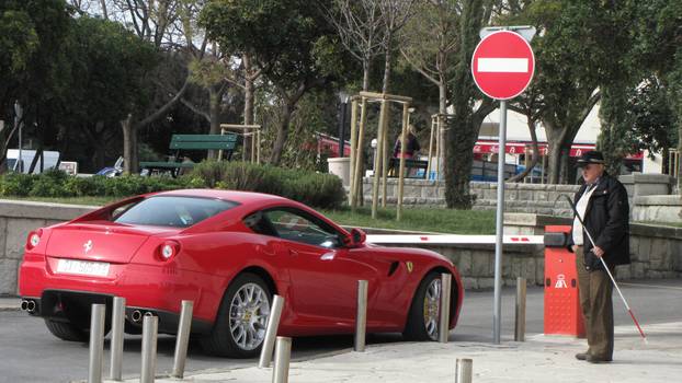 Split: Kerumov Ferrari 599 GTB mami pogled parkiran ispred zgrade Banovine 
