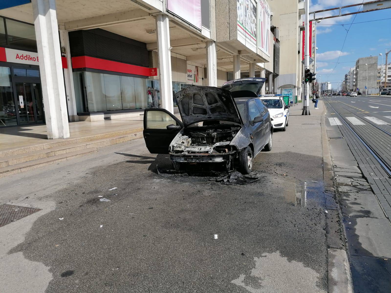 Buktinja u Zagrebu: Parkirani automobil zapalio se u Dubravi