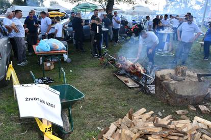 FOTO Pečenkijada u Slavonskom Brodu okupila brojne ljubitelje motora i mesa s ražnja