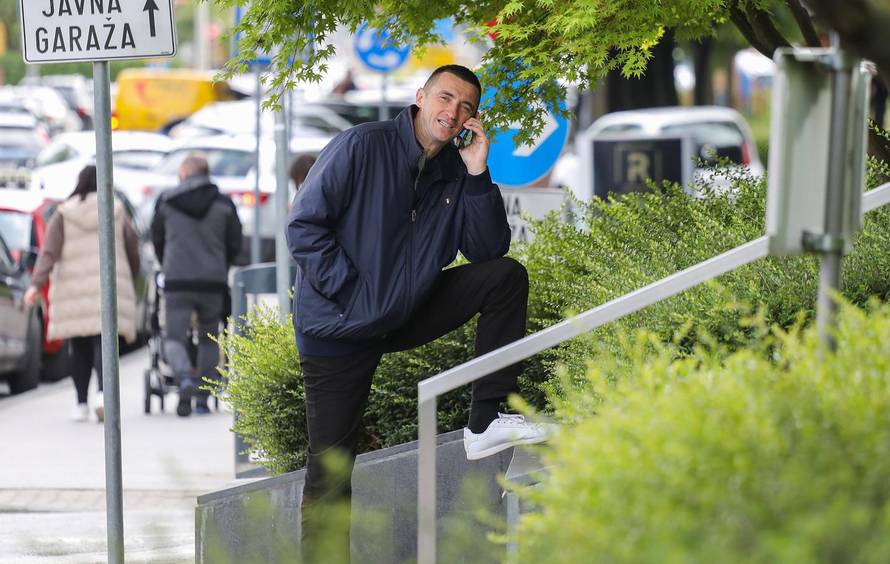 EKSKLUZIVNO: Zagreb: Ivan Penava nakon izborne no?i ispred hotela International gdje je bio stožer DP-a