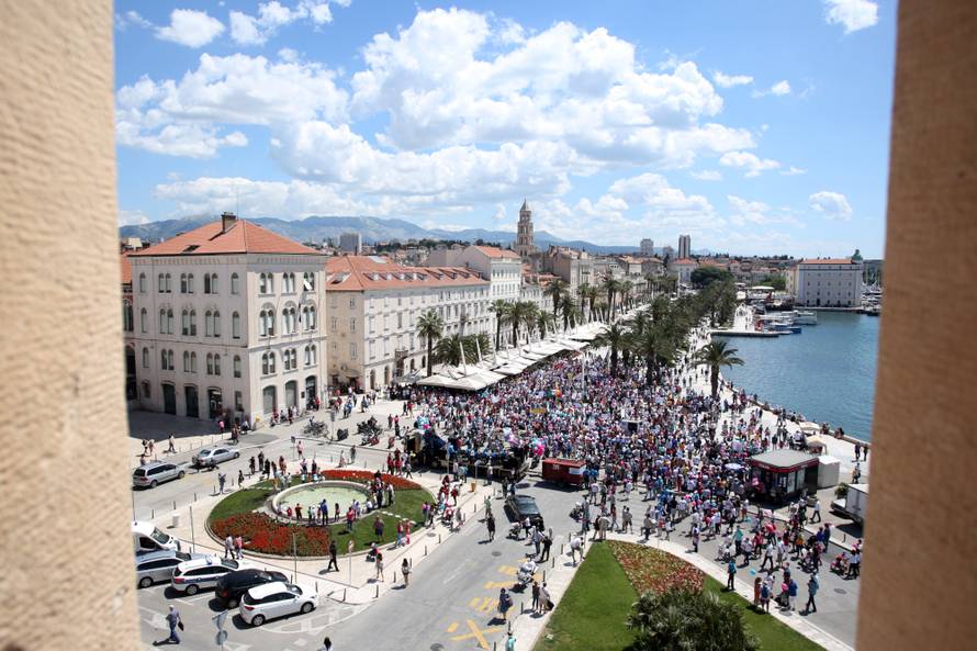 Sjeli na pločnik i blokirali 'Hod za život': Odnijeli ih u maricu