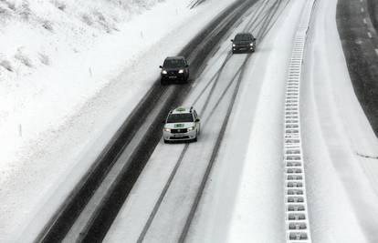 Vozite oprezno: Pada snijeg, a jak vjetar zatvorio i autocestu