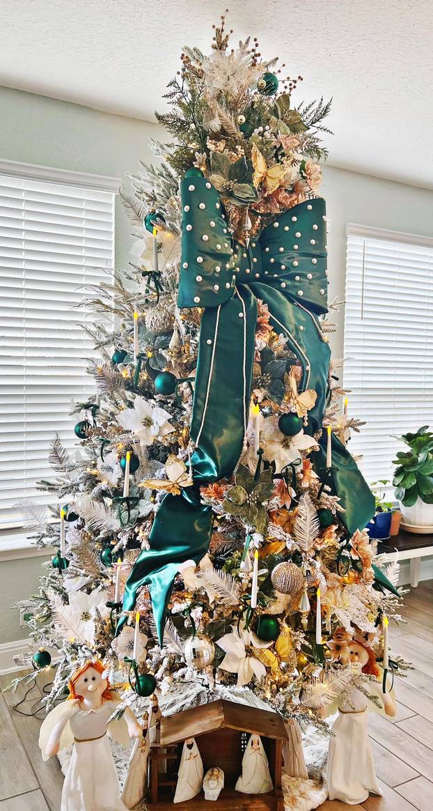 FOTO Ovakve borove još niste vidjeli! Okrenuti naopako, neki su haljine, a neki čak i mačke!