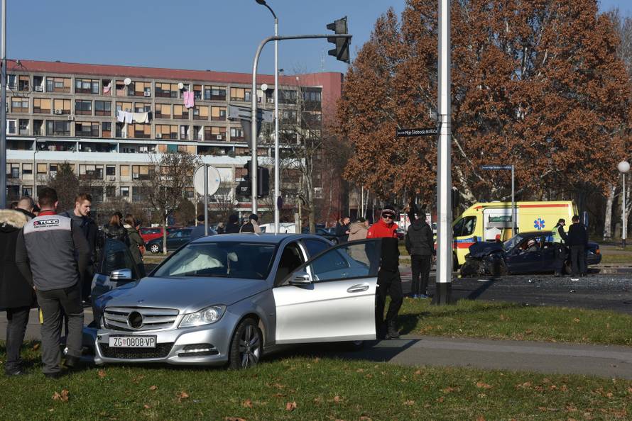 Vatrogasci ih izvlačili iz auta: Žena (83) preminula u bolnici