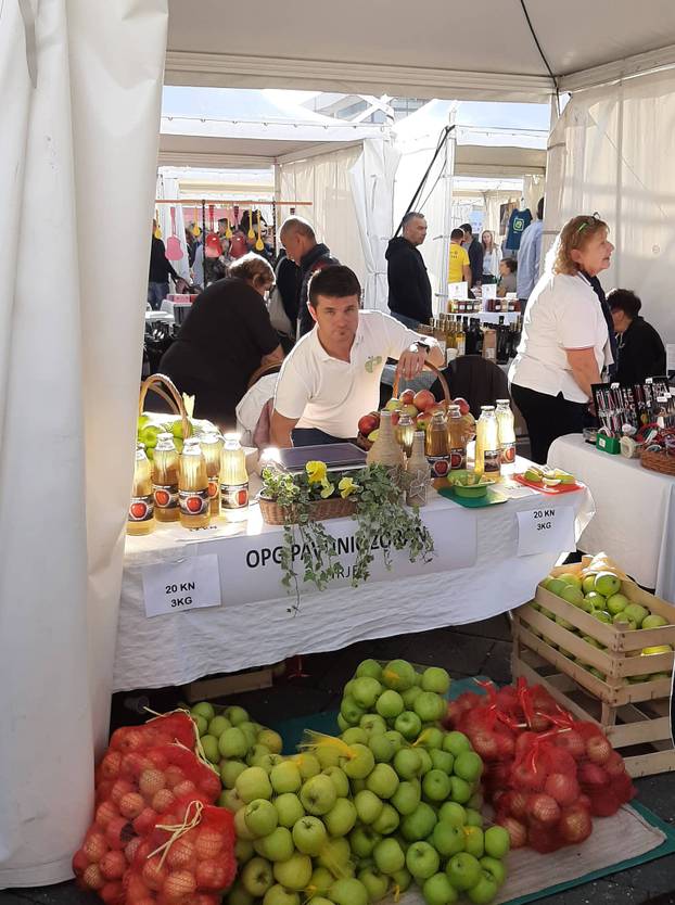 Veselo u srcu Like: Od slanine, finih ličkih palačinki i rakije do revije konjskih zaprega