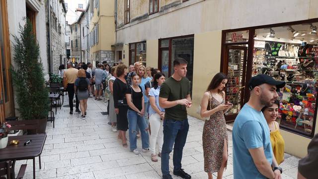 U dugačkom redu svi strpljivo čekaju kako bi došli do omiljene slastice u malenoj sladoledarnici u središtu Splita