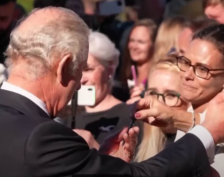 Nakon problema s kemijskama, kralj Charles dobio je jednu na poklon: 'Za svaki slučaj...'