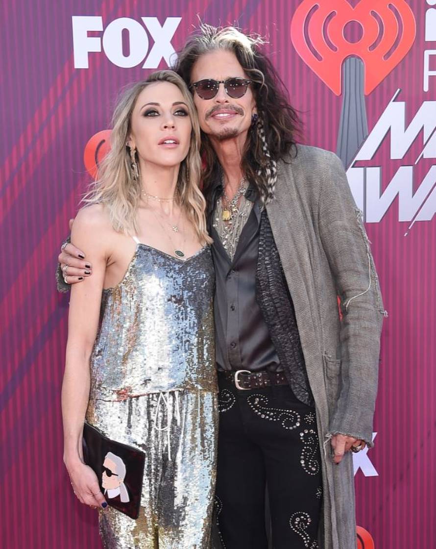 Steven Tyler (70) i Aimee (30) ljubakaju se kao napaljeni klinci