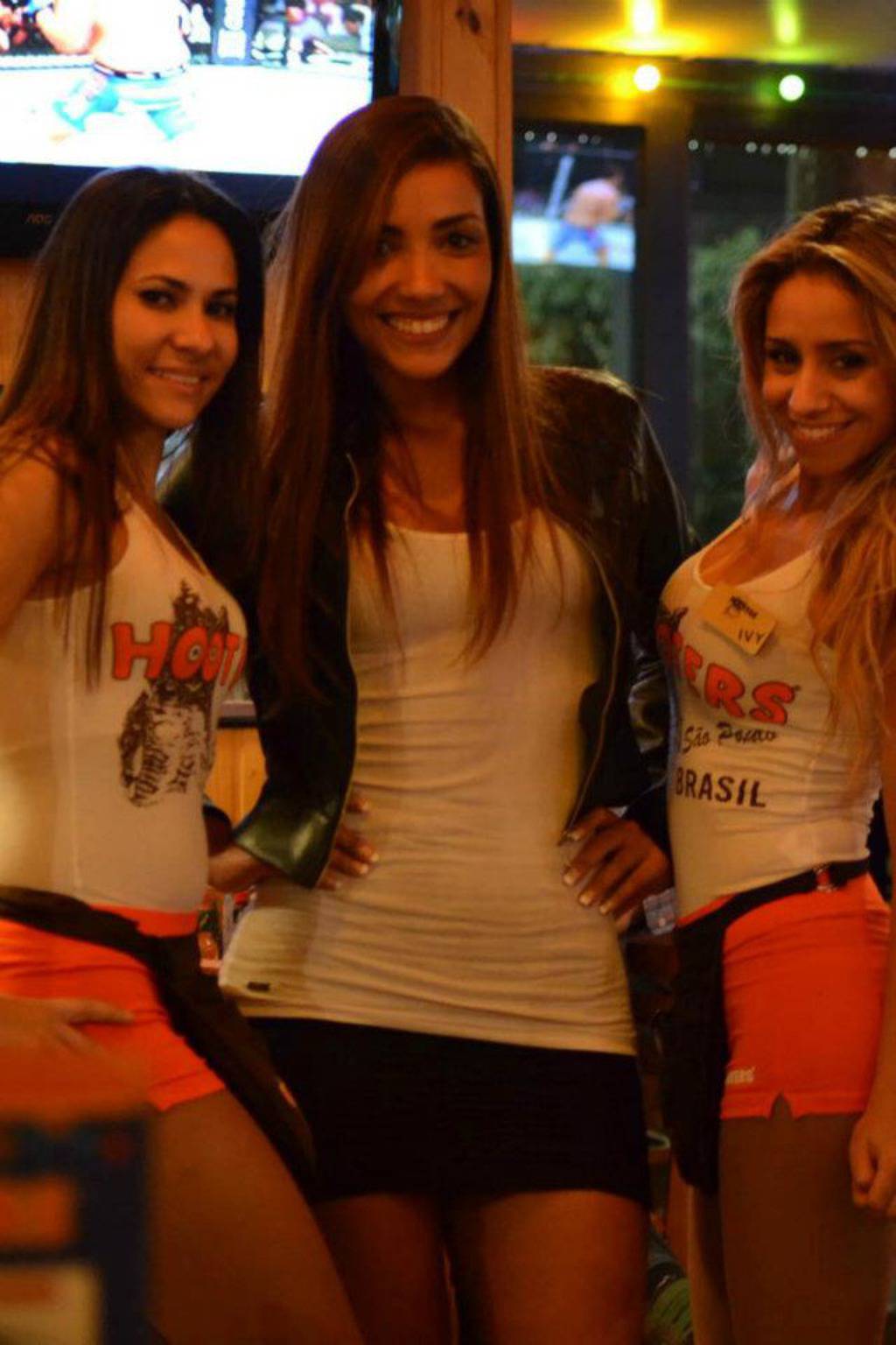 http://www.facebook.com/hootersbrasil