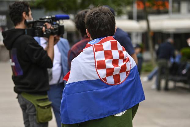 Zagreb: Zajednica utemeljitelja HDZ-a "Dr. Franjo Tuđman" daruje građanima hrvatske zastave