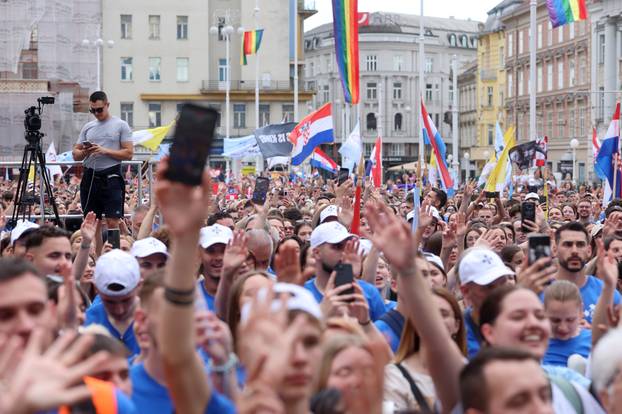 Zagreb: Dolazak hodočasnika Antunovskog hoda na Trg bana Josipa Jelačića