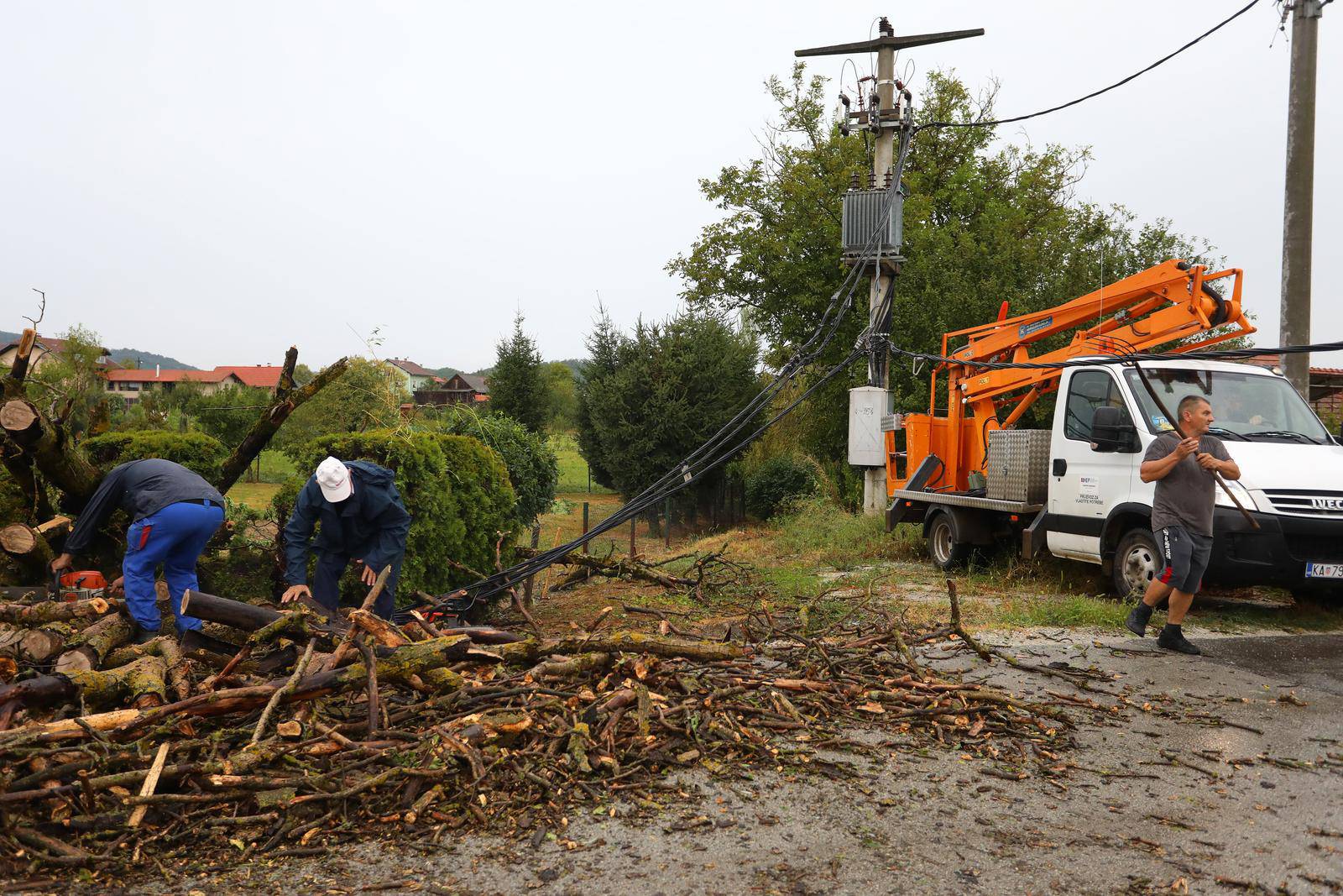 Snažno nevrijeme pra?eno kišom i olujnim vjetrom protutnjalo je Karlovcem i okolicom