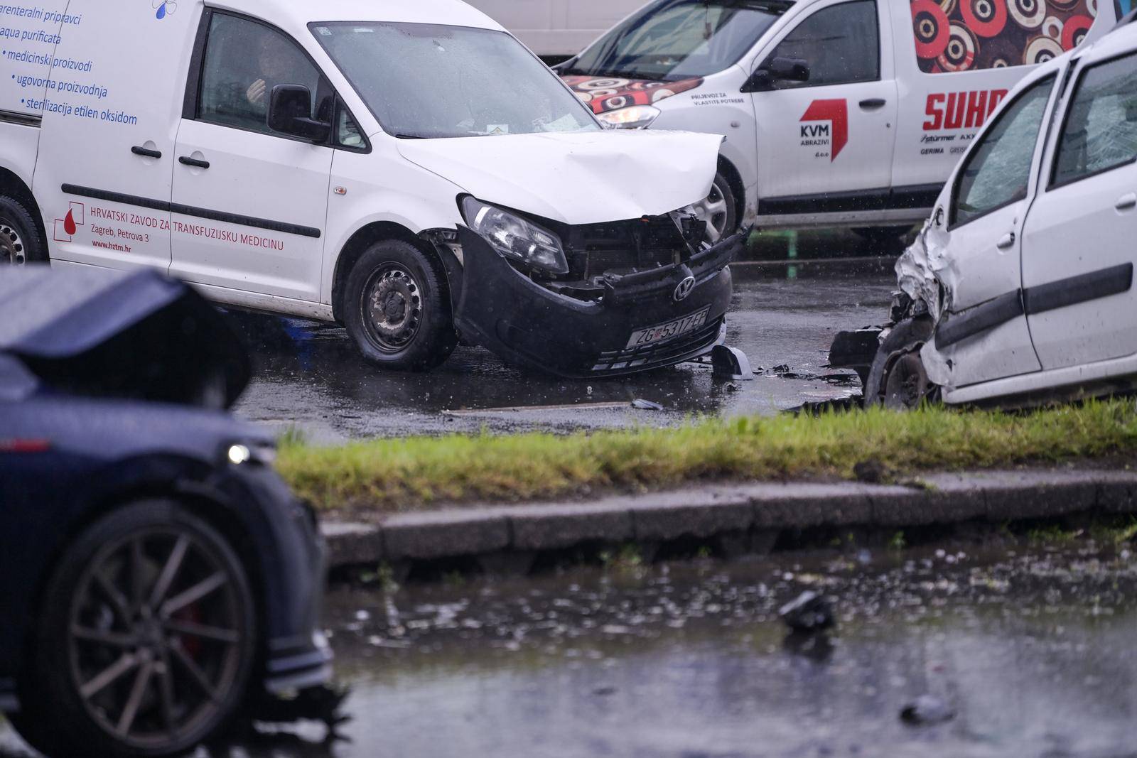 Zagreb: Pet vozila sudarilo se na Slavonskoj aveniji 