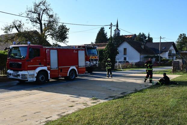 FOTO Buktinja 'progutala' halu tvornice Windor kod Pleternice