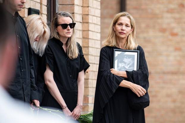 Zagreb: Sprovod redatelja Zrinka Ogreste na Mirogoju