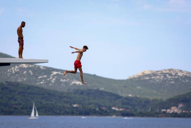 Zadar: Velik broj kupača na plaži Kolovare