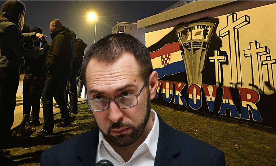 Ispred Gradskog poglavarstva sprejem je napisao 'Vukovar'