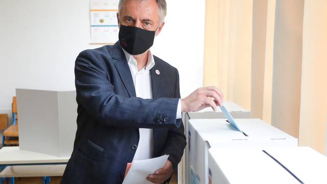 Zagreb: Miroslav Škoro glasovao je na lokalnim izborima