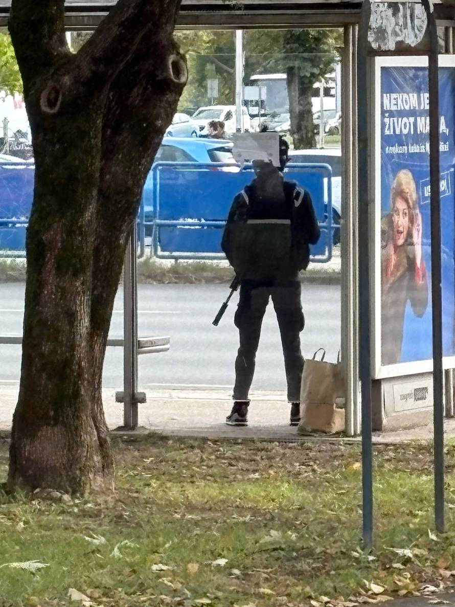 VIDEO Šokantne scene iz Zagreba: U rukama imao pušku, a na sebi maskirno odijelo...