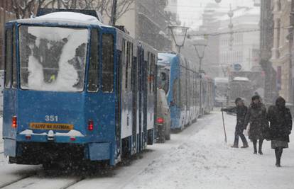 Za Dalmaciju otišlo šest ralica, u Zagrebu kaos zbog snijega