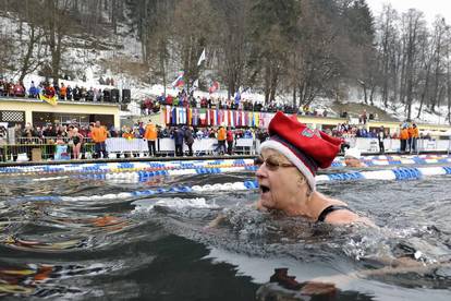 Bled: Počelo prvenstvo u zimskom plivanju