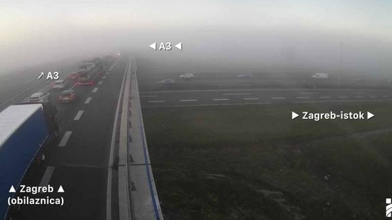 Zaradi prometne nesreče in močnega vetra oviran promet, na A4 zastoji