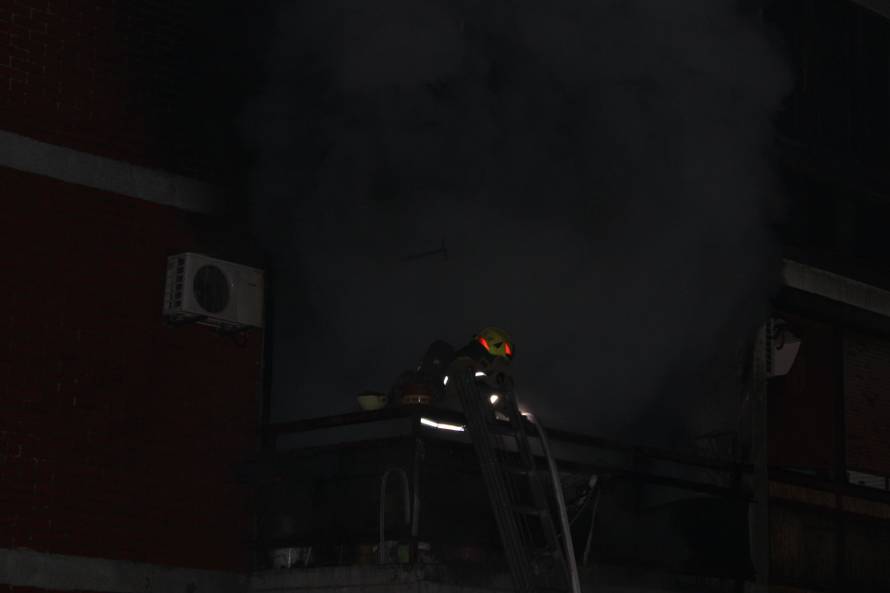 VIDEO Požar u Karlovcu: Gorio stan na prvom katu, stanari u panici  bježali: 'Šokirani smo...'