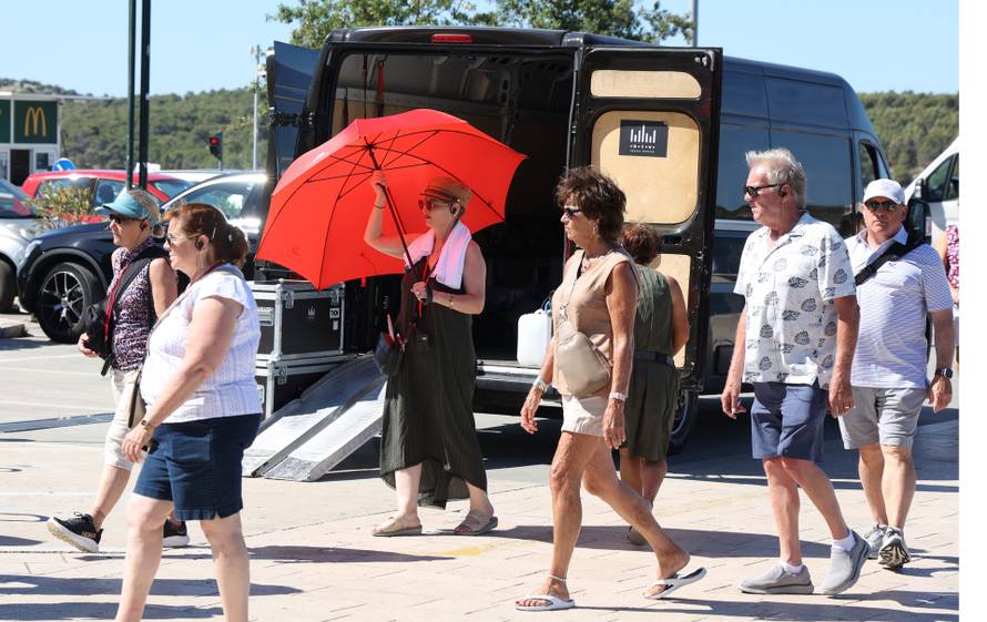 Turisti sa kruzera Viking sea razgledavaju Šibenik