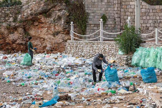 Dubrovnik: Čišćenje gradske plaže Banje od smeća i plastike nanesenih jugom