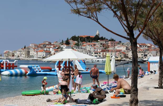 Primošten: Nakon najavljenog toplotnog udara spas je najbolje potražiti u moru