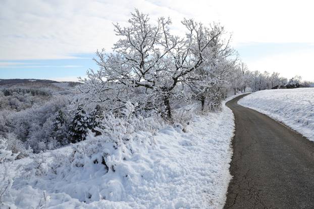 Škola u Željeznom Žumberačkom odavno se ne koristi, ali danas je otvorena zbog izbora